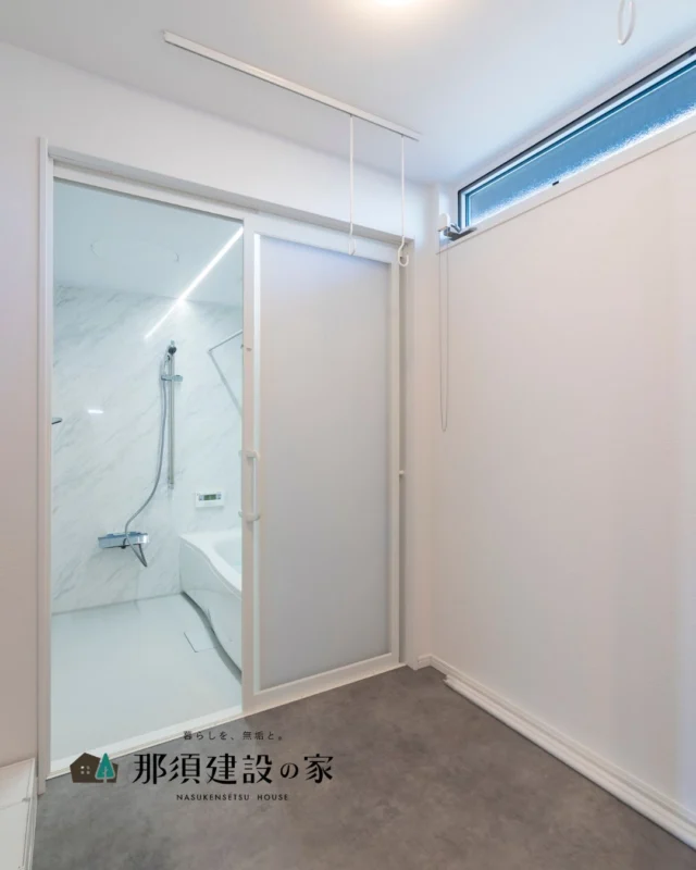 脱衣室に設けたランドリースペースは
浴室隣なので
洗う・干すまでの家事動線が最短で完結

浴室は余計な収納をなくし、
フラットな壁面でお手入れしやすいのがポイントです

----------------------------------------
暮らしを、無垢と。那須建設の家
----------------------------------------
「つくる」にマジメな家づくり

私たちは「人」に「くらし」に「住まい」にマジメです。
暮らしへのまっすぐな想いは、家づくりへとつながり
木が持つ自然の力をいかす無垢の家にたどり着きました。

ただひたすらに、良い住まいを。
その答えが、私たちの「無垢の家づくり」です。
数多くの現場で培った技術やノウハウをもとに、
住む人の声に耳を傾けつづけます。

「おもい」をともに、つくる
「いいな」をともに、つくる
「くらし」をともに、つくる

住むほどに味わい深くなる無垢の住まいを
ぜひ、私たちとご一緒に。
暮らしを、無垢と。
那須建設の家
----------------------------------------
【最新情報や施工事例はHPにて】
プロフィールのリンクより
@mukunoiedukuri_nas
----------------------------------------　　
#那須建設の家
#暮らしを無垢と
#注文住宅
#無垢の家
#ランドリールーム
#室内干しスペース
#バスルームインテリア