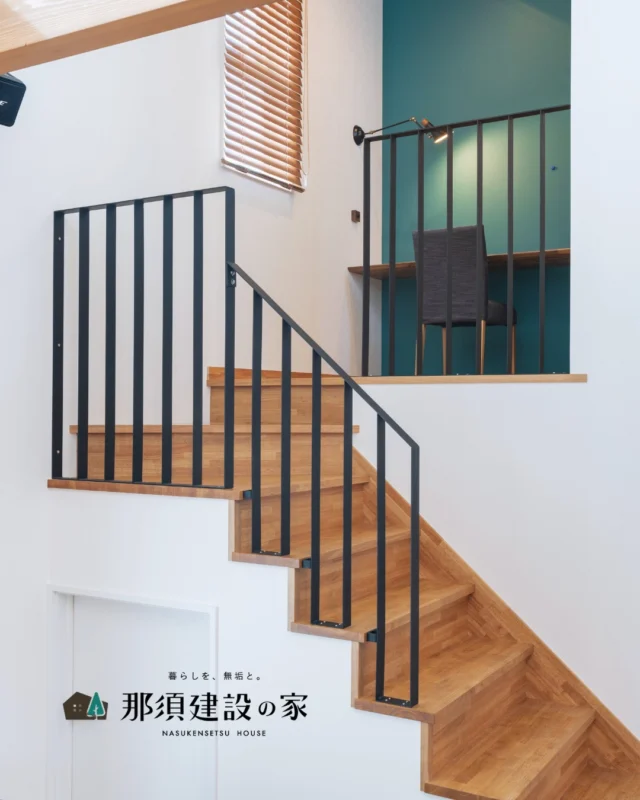 階段の踊り場や部屋の一角には、
機能性と心地よさを備えたテレワークスペースを配置

無垢の木の肌触りが作業の合間に癒しを与え、
自分だけの書斎として大活躍します

----------------------------------------
暮らしを、無垢と。那須建設の家
----------------------------------------
「つくる」にマジメな家づくり

私たちは「人」に「くらし」に「住まい」にマジメです。
暮らしへのまっすぐな想いは、家づくりへとつながり
木が持つ自然の力をいかす無垢の家にたどり着きました。

ただひたすらに、良い住まいを。
その答えが、私たちの「無垢の家づくり」です。
数多くの現場で培った技術やノウハウをもとに、
住む人の声に耳を傾けつづけます。

「おもい」をともに、つくる
「いいな」をともに、つくる
「くらし」をともに、つくる

住むほどに味わい深くなる無垢の住まいを
ぜひ、私たちとご一緒に。
暮らしを、無垢と。
那須建設の家
----------------------------------------
【最新情報や施工事例はHPにて】
プロフィールのリンクより
@mukunoiedukuri_nas
----------------------------------------　　
#那須建設の家
#暮らしを無垢と
#注文住宅
#無垢の家
#カウンターテーブル
#造作家具
#テレワークスペース