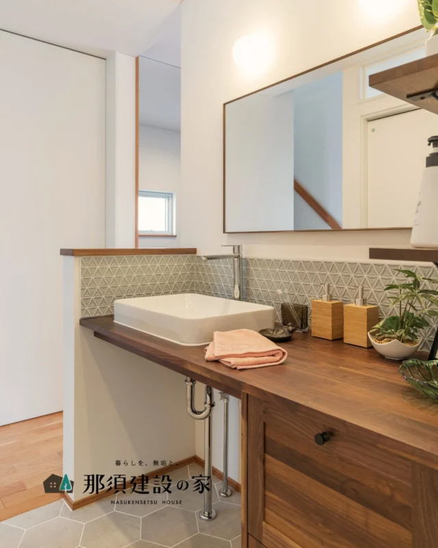 足元に、ときめきを。
洗面所とトイレでお揃いにした、こだわりの「ヘキサゴンタイル」
夏はひんやり気持ちよく、冬は床暖房であたたかい

タイルの清潔感と、木の優しさがバランスよく溶け合った、
ずっと居たくなるような水回りスペースの完成です

----------------------------------------
暮らしを、無垢と。那須建設の家
----------------------------------------
「つくる」にマジメな家づくり

私たちは「人」に「くらし」に「住まい」にマジメです。
暮らしへのまっすぐな想いは、家づくりへとつながり
木が持つ自然の力をいかす無垢の家にたどり着きました。

ただひたすらに、良い住まいを。
その答えが、私たちの「無垢の家づくり」です。
数多くの現場で培った技術やノウハウをもとに、
住む人の声に耳を傾けつづけます。

「おもい」をともに、つくる
「いいな」をともに、つくる
「くらし」をともに、つくる

住むほどに味わい深くなる無垢の住まいを
ぜひ、私たちとご一緒に。
暮らしを、無垢と。
那須建設の家
----------------------------------------
【最新情報や施工事例はHPにて】
プロフィールのリンクより
@mukunoiedukuri_nas
----------------------------------------　　
#那須建設の家
#暮らしを無垢と
#注文住宅
#無垢の家
#ヘキサゴンタイル 
#六角形タイル 
#水まわりインテリア