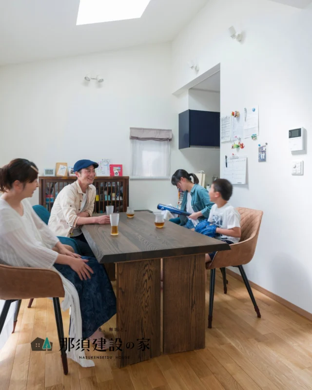 ダイニングで家族の会話を楽しむときも、
みんなで食べる料理をすぐ奥のキッチンでささっと調理

出来立ての料理を並べて、
家族の会話が自然と弾む
天窓からの日差しが心地よいダイニングです

----------------------------------------
暮らしを、無垢と。那須建設の家
----------------------------------------
「つくる」にマジメな家づくり

私たちは「人」に「くらし」に「住まい」にマジメです。
暮らしへのまっすぐな想いは、家づくりへとつながり
木が持つ自然の力をいかす無垢の家にたどり着きました。

ただひたすらに、良い住まいを。
その答えが、私たちの「無垢の家づくり」です。
数多くの現場で培った技術やノウハウをもとに、
住む人の声に耳を傾けつづけます。

「おもい」をともに、つくる
「いいな」をともに、つくる
「くらし」をともに、つくる

住むほどに味わい深くなる無垢の住まいを
ぜひ、私たちとご一緒に。
暮らしを、無垢と。
那須建設の家
----------------------------------------
【最新情報や施工事例はHPにて】
プロフィールのリンクより
@mukunoiedukuri_nas
----------------------------------------　　
#那須建設の家
#暮らしを無垢と
#注文住宅
#無垢の家
#ダイニングキッチン 
#家族団らん 
#家事動線