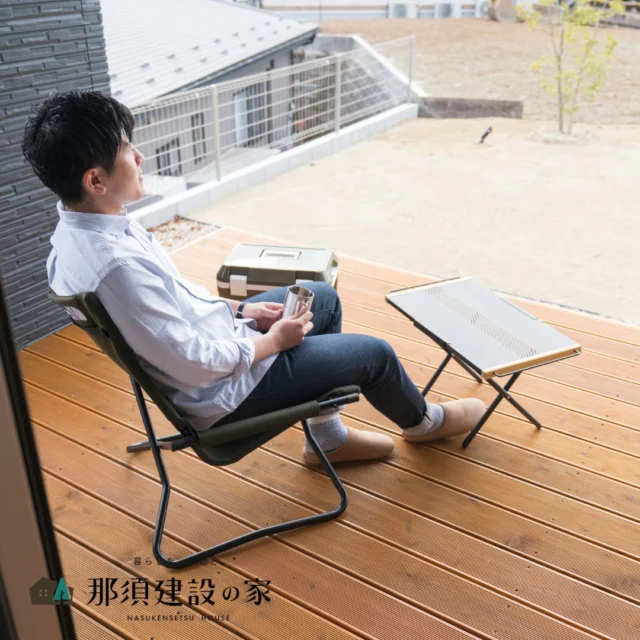 心地よい風を感じながら、のんびりと過ごす時間

木の温もりを感じられるウッドデッキが
日常に特別なひとときをもたらします

----------------------------------------
暮らしを、無垢と。那須建設の家
----------------------------------------
「つくる」にマジメな家づくり

私たちは「人」に「くらし」に「住まい」にマジメです。
暮らしへのまっすぐな想いは、家づくりへとつながり
木が持つ自然の力をいかす無垢の家にたどり着きました。

ただひたすらに、良い住まいを。
その答えが、私たちの「無垢の家づくり」です。
数多くの現場で培った技術やノウハウをもとに、
住む人の声に耳を傾けつづけます。

「おもい」をともに、つくる
「いいな」をともに、つくる
「くらし」をともに、つくる

住むほどに味わい深くなる無垢の住まいを
ぜひ、私たちとご一緒に。
暮らしを、無垢と。
那須建設の家
----------------------------------------
【最新情報や施工事例はHPにて】
プロフィールのリンクより
@mukunoiedukuri_nas
----------------------------------------　　
#那須建設の家
#暮らしを無垢と
#注文住宅
#無垢の家
#ウッドデッキのある暮らし
#ウッドデッキのある家
#アウトドアリビング