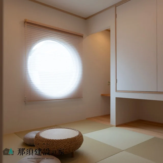 柔らかな光をたたえる丸窓が印象的な和室は
床の間や吊り押入も設けて趣を残しつつ、機能性も確保

日々の暮らしに寄り添う、ほっとできるひと部屋です

----------------------------------------
暮らしを、無垢と。那須建設の家
----------------------------------------
「つくる」にマジメな家づくり

私たちは「人」に「くらし」に「住まい」にマジメです。
暮らしへのまっすぐな想いは、家づくりへとつながり
木が持つ自然の力をいかす無垢の家にたどり着きました。

ただひたすらに、良い住まいを。
その答えが、私たちの「無垢の家づくり」です。
数多くの現場で培った技術やノウハウをもとに、
住む人の声に耳を傾けつづけます。

「おもい」をともに、つくる
「いいな」をともに、つくる
「くらし」をともに、つくる

住むほどに味わい深くなる無垢の住まいを
ぜひ、私たちとご一緒に。
暮らしを、無垢と。
那須建設の家
----------------------------------------
【最新情報や施工事例はHPにて】
プロフィールのリンクより
@mukunoiedukuri_nas
----------------------------------------　　
#那須建設の家
#暮らしを無垢と
#注文住宅
#無垢の家
#和室のある家
#丸窓のある家
#和室インテリア
