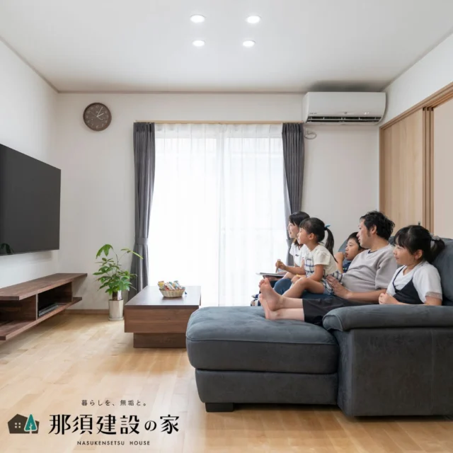 家族が集まるリビングに、造作のテレビボードを

床から浮かせたデザインで、
空間に軽やかさと広がりをプラスしました

----------------------------------------
暮らしを、無垢と。那須建設の家
----------------------------------------
「つくる」にマジメな家づくり

私たちは「人」に「くらし」に「住まい」にマジメです。
暮らしへのまっすぐな想いは、家づくりへとつながり
木が持つ自然の力をいかす無垢の家にたどり着きました。

ただひたすらに、良い住まいを。
その答えが、私たちの「無垢の家づくり」です。
数多くの現場で培った技術やノウハウをもとに、
住む人の声に耳を傾けつづけます。

「おもい」をともに、つくる
「いいな」をともに、つくる
「くらし」をともに、つくる

住むほどに味わい深くなる無垢の住まいを
ぜひ、私たちとご一緒に。
暮らしを、無垢と。
那須建設の家
----------------------------------------
【最新情報や施工事例はHPにて】
プロフィールのリンクより
@mukunoiedukuri_nas
----------------------------------------　　
#那須建設の家
#暮らしを無垢と
#注文住宅
#無垢の家
#リビングインテリア 
#テレビボード
#造作家具
