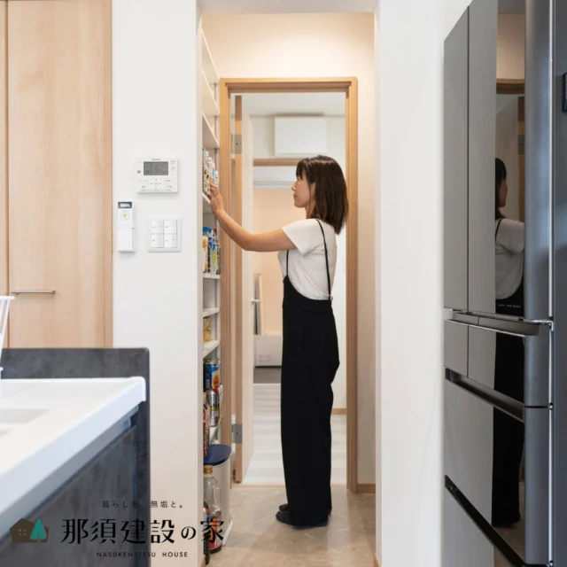 キッチンの隣には、見やすく取り出しやすいパントリーを配置

リビング側からは見えないので
いつでもすっきりとした空間を保てます

----------------------------------------
暮らしを、無垢と。那須建設の家
----------------------------------------
「つくる」にマジメな家づくり

私たちは「人」に「くらし」に「住まい」にマジメです。
暮らしへのまっすぐな想いは、家づくりへとつながり
木が持つ自然の力をいかす無垢の家にたどり着きました。

ただひたすらに、良い住まいを。
その答えが、私たちの「無垢の家づくり」です。
数多くの現場で培った技術やノウハウをもとに、
住む人の声に耳を傾けつづけます。

「おもい」をともに、つくる
「いいな」をともに、つくる
「くらし」をともに、つくる

住むほどに味わい深くなる無垢の住まいを
ぜひ、私たちとご一緒に。
暮らしを、無垢と。
那須建設の家
----------------------------------------
【最新情報や施工事例はHPにて】
プロフィールのリンクより
@mukunoiedukuri_nas
----------------------------------------　　
#那須建設の家
#暮らしを無垢と
#注文住宅
#無垢の家
#キッチン収納
#パントリー
#マグネットウォール