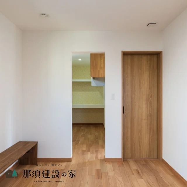 木目調の温もりが心地良い、
ウォークインクローゼット付きのお部屋

壁紙にはやさしいイエローの北欧柄を採用し、
開けた瞬間に気分が明るくなる工夫を

----------------------------------------
暮らしを、無垢と。那須建設の家
----------------------------------------
「つくる」にマジメな家づくり

私たちは「人」に「くらし」に「住まい」にマジメです。
暮らしへのまっすぐな想いは、家づくりへとつながり
木が持つ自然の力をいかす無垢の家にたどり着きました。

ただひたすらに、良い住まいを。
その答えが、私たちの「無垢の家づくり」です。
数多くの現場で培った技術やノウハウをもとに、
住む人の声に耳を傾けつづけます。

「おもい」をともに、つくる
「いいな」をともに、つくる
「くらし」をともに、つくる

住むほどに味わい深くなる無垢の住まいを
ぜひ、私たちとご一緒に。
暮らしを、無垢と。
那須建設の家
----------------------------------------
【最新情報や施工事例はHPにて】
プロフィールのリンクより
@mukunoiedukuri_nas
----------------------------------------　　
#那須建設の家
#暮らしを無垢と
#注文住宅
#無垢の家
#ウォークインクローゼット
#クローゼット収納
#アクセントクロス