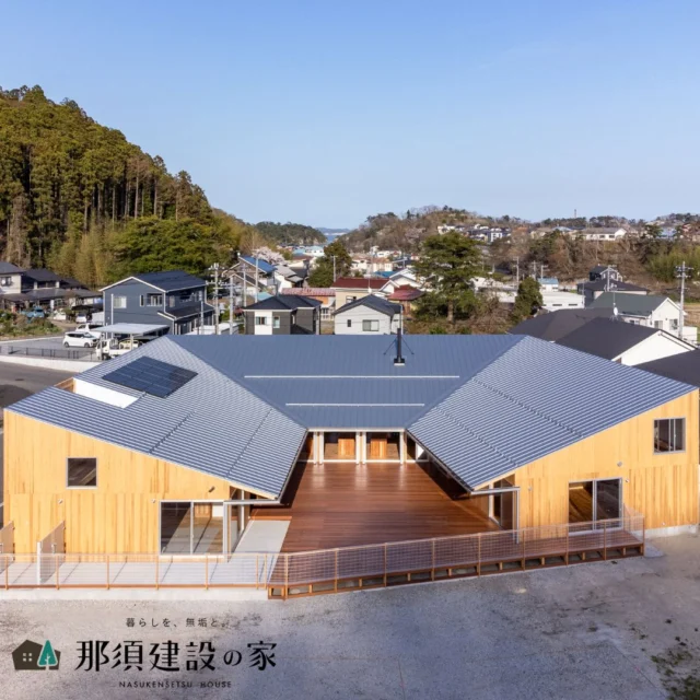 大屋根に包まれた木の園舎

昼は光と風、夜はあたたかな灯りで、
地域にひらいた居場所になります

意匠設計：亀岡　真彦氏
@kameoka_architectural_atelier

----------------------------------------
暮らしを、無垢と。那須建設の家
----------------------------------------
「つくる」にマジメな家づくり

私たちは「人」に「くらし」に「住まい」にマジメです。
暮らしへのまっすぐな想いは、家づくりへとつながり
木が持つ自然の力をいかす無垢の家にたどり着きました。

ただひたすらに、良い住まいを。
その答えが、私たちの「無垢の家づくり」です。
数多くの現場で培った技術やノウハウをもとに、
住む人の声に耳を傾けつづけます。

「おもい」をともに、つくる
「いいな」をともに、つくる
「くらし」をともに、つくる

住むほどに味わい深くなる無垢の住まいを
ぜひ、私たちとご一緒に。
暮らしを、無垢と。
那須建設の家
----------------------------------------
【最新情報や施工事例はHPにて】
プロフィールのリンクより
@mukunoiedukuri_nas
----------------------------------------　　
#那須建設の家
#暮らしを無垢と
#注文住宅
#無垢の家
#保育園建築
#園舎
#建築デザイン