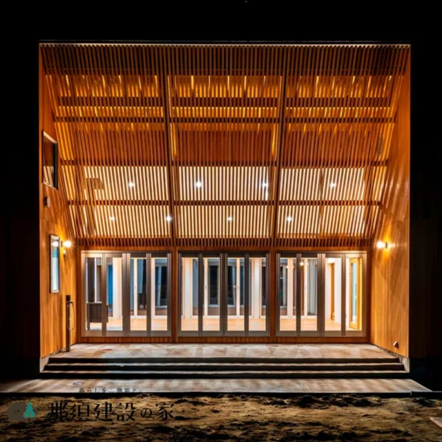 木格子の庇と大屋根の下、灯りがやさしくにじむ夜の園舎

雨上がりのデッキが光を映し、昼とは違う表情に

意匠設計：亀岡　真彦氏
@kameoka_architectural_atelier

----------------------------------------
暮らしを、無垢と。那須建設の家
----------------------------------------
「つくる」にマジメな家づくり

私たちは「人」に「くらし」に「住まい」にマジメです。
暮らしへのまっすぐな想いは、家づくりへとつながり
木が持つ自然の力をいかす無垢の家にたどり着きました。

ただひたすらに、良い住まいを。
その答えが、私たちの「無垢の家づくり」です。
数多くの現場で培った技術やノウハウをもとに、
住む人の声に耳を傾けつづけます。

「おもい」をともに、つくる
「いいな」をともに、つくる
「くらし」をともに、つくる

住むほどに味わい深くなる無垢の住まいを
ぜひ、私たちとご一緒に。
暮らしを、無垢と。
那須建設の家
----------------------------------------
【最新情報や施工事例はHPにて】
プロフィールのリンクより
@mukunoiedukuri_nas
----------------------------------------　　
#那須建設の家
#暮らしを無垢と
#注文住宅
#無垢の家
#保育園建築
#園舎
#建築デザイン