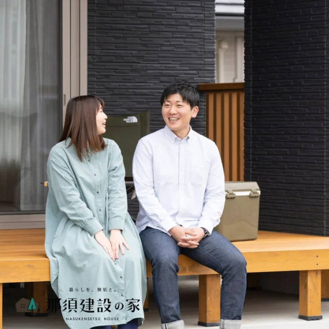 黒い外壁に木の温もりが映えるウッドデッキ

庇付きで日差しも雨もほどよくさえぎり、
朝はコーヒー、夜は語らいの場に

----------------------------------------
暮らしを、無垢と。那須建設の家
----------------------------------------
「つくる」にマジメな家づくり

私たちは「人」に「くらし」に「住まい」にマジメです。
暮らしへのまっすぐな想いは、家づくりへとつながり
木が持つ自然の力をいかす無垢の家にたどり着きました。

ただひたすらに、良い住まいを。
その答えが、私たちの「無垢の家づくり」です。
数多くの現場で培った技術やノウハウをもとに、
住む人の声に耳を傾けつづけます。

「おもい」をともに、つくる
「いいな」をともに、つくる
「くらし」をともに、つくる

住むほどに味わい深くなる無垢の住まいを
ぜひ、私たちとご一緒に。
暮らしを、無垢と。
那須建設の家
----------------------------------------
【最新情報や施工事例はHPにて】
プロフィールのリンクより
@mukunoiedukuri_nas
----------------------------------------　　
#那須建設の家
#暮らしを無垢と
#注文住宅
#無垢の家
#ウッドデッキのある家
#ウッドデッキのある暮らし
#テラスのある家