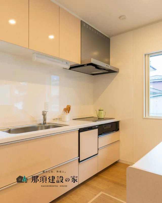 明るい木目と淡いカラーでまとめた清潔感あるキッチン

大容量の引き出し収納に加え、便利なパントリーも設けました

毎日の調理道具から保存食までしっかり収まり、
すっきり片付いたキッチンが叶います

----------------------------------------
暮らしを、無垢と。那須建設の家
----------------------------------------
「つくる」にマジメな家づくり

私たちは「人」に「くらし」に「住まい」にマジメです。
暮らしへのまっすぐな想いは、家づくりへとつながり
木が持つ自然の力をいかす無垢の家にたどり着きました。

ただひたすらに、良い住まいを。
その答えが、私たちの「無垢の家づくり」です。
数多くの現場で培った技術やノウハウをもとに、
住む人の声に耳を傾けつづけます。

「おもい」をともに、つくる
「いいな」をともに、つくる
「くらし」をともに、つくる

住むほどに味わい深くなる無垢の住まいを
ぜひ、私たちとご一緒に。
暮らしを、無垢と。
那須建設の家
----------------------------------------
【最新情報や施工事例はHPにて】
プロフィールのリンクより
@mukunoiedukuri_nas
----------------------------------------　　
#那須建設の家
#暮らしを無垢と
#注文住宅
#無垢の家
#キッチンインテリア
#キッチン収納
#パントリー収納