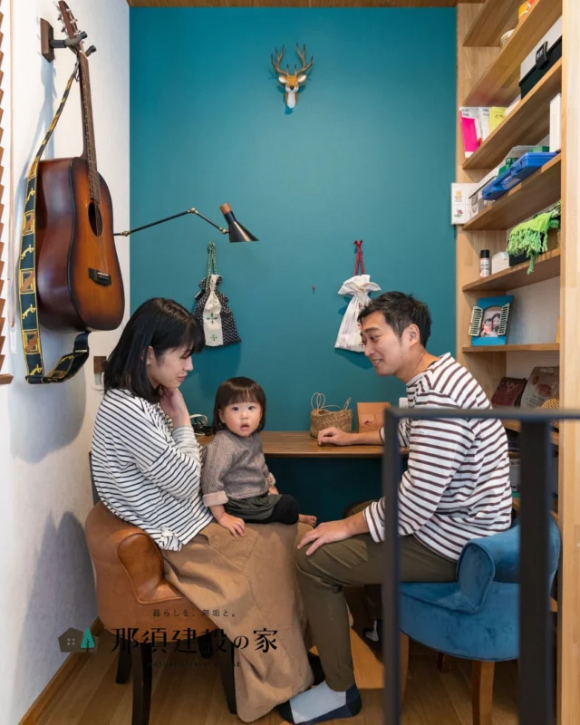 階段の途中に設けたワークスペースは、
コンパクトながら抜群の使い勝手
壁面収納もたっぷりで、本や雑貨もすっきり
リモートワークやお子さまの勉強スペースに活躍します
----------------------------------------
暮らしを、無垢と。那須建設の家
----------------------------------------
「つくる」にマジメな家づくり
私たちは「人」に「くらし」に「住まい」にマジメです。
暮らしへのまっすぐな想いは、家づくりへとつながり
木が持つ自然の力をいかす無垢の家にたどり着きました。
ただひたすらに、良い住まいを。
その答えが、私たちの「無垢の家づくり」です。
数多くの現場で培った技術やノウハウをもとに、
住む人の声に耳を傾けつづけます。
「おもい」をともに、つくる
「いいな」をともに、つくる
「くらし」をともに、つくる
住むほどに味わい深くなる無垢の住まいを
ぜひ、私たちとご一緒に。
暮らしを、無垢と。
那須建設の家
----------------------------------------
【最新情報や施工事例はHPにて】
プロフィールのリンクより
@mukunoiedukuri_nas
----------------------------------------  
#那須建設の家
#暮らしを無垢と
#注文住宅
#無垢の家
#ワークスペース
#スタディスペース
#スキップフロア