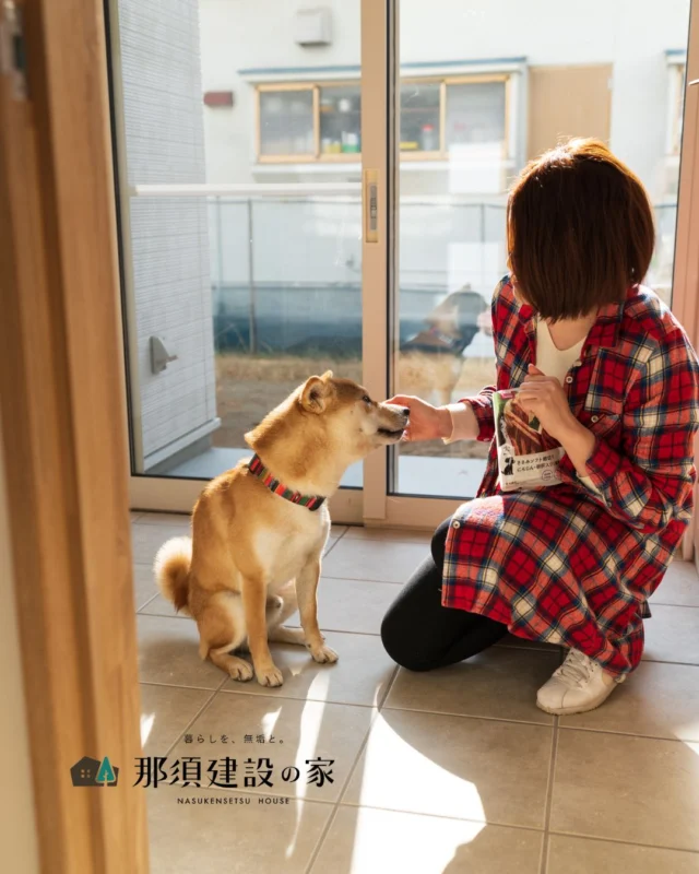 お散歩から帰ってきたら、そのまま土間でおやつタイム

外の水栓で足を洗ってすぐ室内へ入れるので、
ワンちゃんもご家族も快適

暮らしとペットの動線を考えた間取りです

----------------------------------------
暮らしを、無垢と。那須建設の家
----------------------------------------
「つくる」にマジメな家づくり

私たちは「人」に「くらし」に「住まい」にマジメです。
暮らしへのまっすぐな想いは、家づくりへとつながり
木が持つ自然の力をいかす無垢の家にたどり着きました。

ただひたすらに、良い住まいを。
その答えが、私たちの「無垢の家づくり」です。
数多くの現場で培った技術やノウハウをもとに、
住む人の声に耳を傾けつづけます。

「おもい」をともに、つくる
「いいな」をともに、つくる
「くらし」をともに、つくる

住むほどに味わい深くなる無垢の住まいを
ぜひ、私たちとご一緒に。
暮らしを、無垢と。
那須建設の家
----------------------------------------
【最新情報や施工事例はHPにて】
プロフィールのリンクより
@mukunoiedukuri_nas
----------------------------------------　　
#那須建設の家
#暮らしを無垢と
#注文住宅
#無垢の家
#玄関土間
#ペットのいる暮らし
#犬と暮らす家