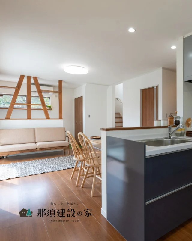 リビングの一角には、
デザイン性と遊び心を兼ね備えたキャットウォークを設置

木の温もりある格子が空間をやさしく仕切り、
猫ちゃんの居場所としても大活躍します

----------------------------------------
暮らしを、無垢と。那須建設の家
----------------------------------------
「つくる」にマジメな家づくり

私たちは「人」に「くらし」に「住まい」にマジメです。
暮らしへのまっすぐな想いは、家づくりへとつながり
木が持つ自然の力をいかす無垢の家にたどり着きました。

ただひたすらに、良い住まいを。
その答えが、私たちの「無垢の家づくり」です。
数多くの現場で培った技術やノウハウをもとに、
住む人の声に耳を傾けつづけます。

「おもい」をともに、つくる
「いいな」をともに、つくる
「くらし」をともに、つくる

住むほどに味わい深くなる無垢の住まいを
ぜひ、私たちとご一緒に。
暮らしを、無垢と。
那須建設の家
----------------------------------------
【最新情報や施工事例はHPにて】
プロフィールのリンクより
@mukunoiedukuri_nas
----------------------------------------　　
#那須建設の家
#暮らしを無垢と
#注文住宅
#無垢の家
#リビングインテリア
#猫と暮らす家
#キャットウォーク