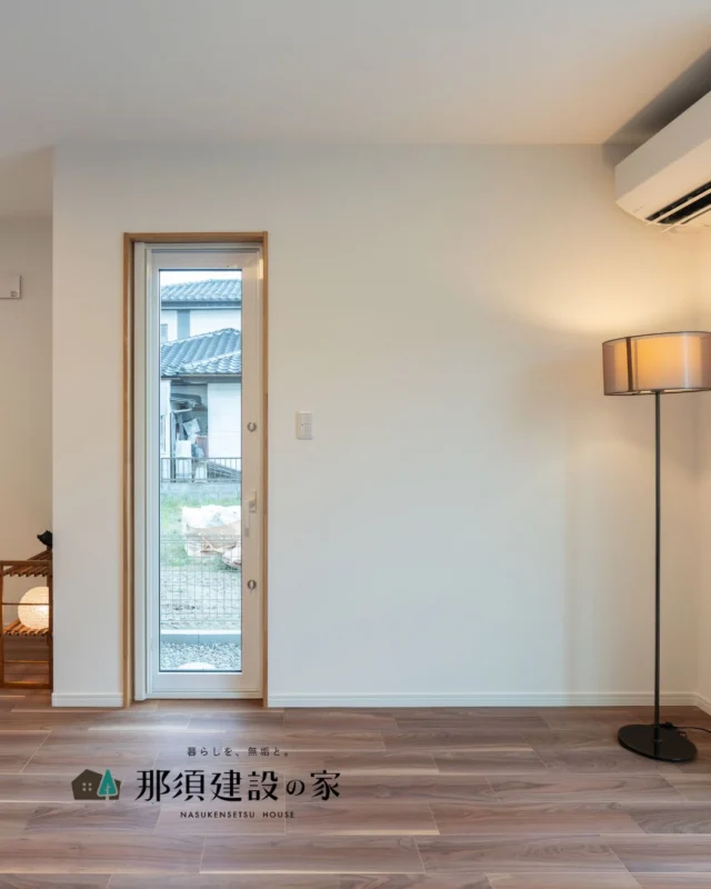 ダイニング横には、ウッドデッキにつながるテラスドアを配置

ゴミ出しやガーデニングの際にも便利で
暮らしやすさをさりげなく支えます

----------------------------------------
暮らしを、無垢と。那須建設の家
----------------------------------------
「つくる」にマジメな家づくり

私たちは「人」に「くらし」に「住まい」にマジメです。
暮らしへのまっすぐな想いは、家づくりへとつながり
木が持つ自然の力をいかす無垢の家にたどり着きました。

ただひたすらに、良い住まいを。
その答えが、私たちの「無垢の家づくり」です。
数多くの現場で培った技術やノウハウをもとに、
住む人の声に耳を傾けつづけます。

「おもい」をともに、つくる
「いいな」をともに、つくる
「くらし」をともに、つくる

住むほどに味わい深くなる無垢の住まいを
ぜひ、私たちとご一緒に。
暮らしを、無垢と。
那須建設の家
----------------------------------------
【最新情報や施工事例はHPにて】
プロフィールのリンクより
@mukunoiedukuri_nas
----------------------------------------　　
#那須建設の家
#暮らしを無垢と
#注文住宅
#無垢の家
#リビングインテリア
#勝手口
#家事動線の良い間取り