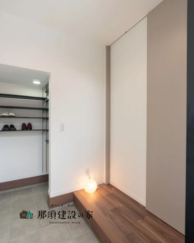 玄関奥に設けたシューズクロークは
家族全員の靴やアウトドア用品もすっきり収まる広々スペース

可動棚で季節や用途に合わせてレイアウトを変えられるので
いつでも整った玄関をキープできます

----------------------------------------
暮らしを、無垢と。那須建設の家
----------------------------------------
「つくる」にマジメな家づくり

私たちは「人」に「くらし」に「住まい」にマジメです。
暮らしへのまっすぐな想いは、家づくりへとつながり
木が持つ自然の力をいかす無垢の家にたどり着きました。

ただひたすらに、良い住まいを。
その答えが、私たちの「無垢の家づくり」です。
数多くの現場で培った技術やノウハウをもとに、
住む人の声に耳を傾けつづけます。

「おもい」をともに、つくる
「いいな」をともに、つくる
「くらし」をともに、つくる

住むほどに味わい深くなる無垢の住まいを
ぜひ、私たちとご一緒に。
暮らしを、無垢と。
那須建設の家
----------------------------------------
【最新情報や施工事例はHPにて】
プロフィールのリンクより
@mukunoiedukuri_nas
----------------------------------------　　
#那須建設の家
#暮らしを無垢と
#注文住宅
#無垢の家
#シューズクローク
#玄関収納
#可動棚