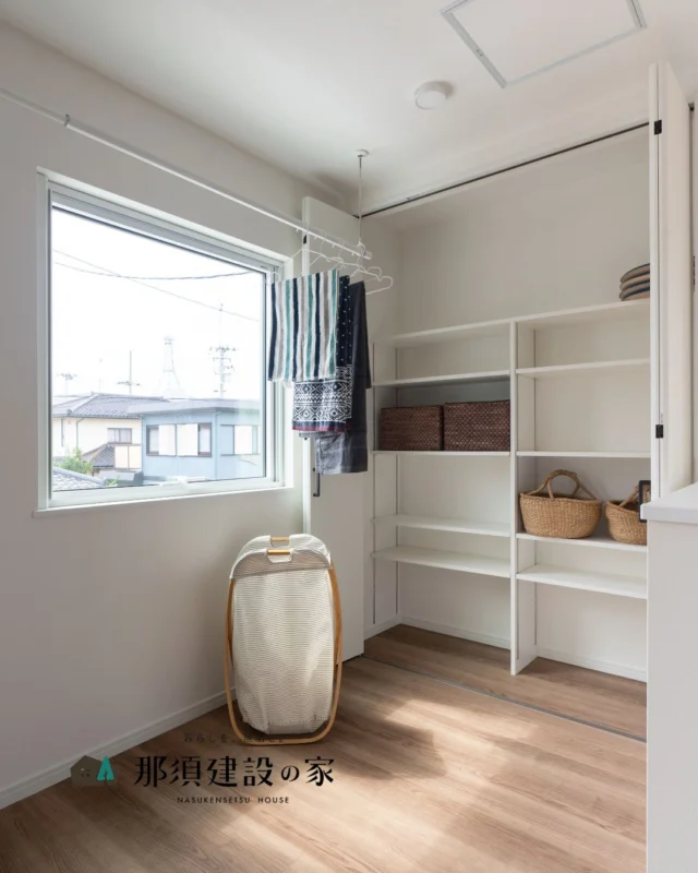 2階にある陽当たりの良いフリーホールは
ランドリースペースにも◎

メンテナンスの点や、花粉対策には
バルコニーのない住まいがおすすめです

----------------------------------------
暮らしを、無垢と。那須建設の家
----------------------------------------
「つくる」にマジメな家づくり

私たちは「人」に「くらし」に「住まい」にマジメです。
暮らしへのまっすぐな想いは、家づくりへとつながり
木が持つ自然の力をいかす無垢の家にたどり着きました。

ただひたすらに、良い住まいを。
その答えが、私たちの「無垢の家づくり」です。
数多くの現場で培った技術やノウハウをもとに、
住む人の声に耳を傾けつづけます。

「おもい」をともに、つくる
「いいな」をともに、つくる
「くらし」をともに、つくる

住むほどに味わい深くなる無垢の住まいを
ぜひ、私たちとご一緒に。
暮らしを、無垢と。
那須建設の家
----------------------------------------
【最新情報や施工事例はHPにて】
プロフィールのリンクより
@mukunoiedukuri_nas
----------------------------------------　　
#那須建設の家
#暮らしを無垢と
#注文住宅
#無垢の家
#ランドリールーム
#室内干しスペース
#造作収納