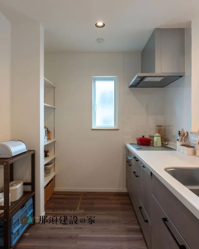 キッチンのすぐ横に設けたパントリーで
日用品や食品のストックをすっきり収納

オープン棚を採用することで出し入れもしやすく
自然光が入る窓で明るさも確保◎

----------------------------------------
暮らしを、無垢と。那須建設の家
----------------------------------------
「つくる」にマジメな家づくり

私たちは「人」に「くらし」に「住まい」にマジメです。
暮らしへのまっすぐな想いは、家づくりへとつながり
木が持つ自然の力をいかす無垢の家にたどり着きました。

ただひたすらに、良い住まいを。
その答えが、私たちの「無垢の家づくり」です。
数多くの現場で培った技術やノウハウをもとに、
住む人の声に耳を傾けつづけます。

「おもい」をともに、つくる
「いいな」をともに、つくる
「くらし」をともに、つくる

住むほどに味わい深くなる無垢の住まいを
ぜひ、私たちとご一緒に。
暮らしを、無垢と。
那須建設の家
----------------------------------------
【最新情報や施工事例はHPにて】
プロフィールのリンクより
@mukunoiedukuri_nas
----------------------------------------　　
#那須建設の家
#暮らしを無垢と
#注文住宅
#無垢の家
#キッチンインテリア
#キッチン収納
#パントリー収納