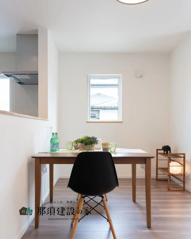 キッチンの前に配置した
コンパクトで使いやすいダイニングスペース

動線が短く、配膳や片付けもスムーズに行えるのがポイント

家族と過ごす時間が、
いっそう心地よく感じられる距離感です

----------------------------------------
暮らしを、無垢と。那須建設の家
----------------------------------------
「つくる」にマジメな家づくり

私たちは「人」に「くらし」に「住まい」にマジメです。
暮らしへのまっすぐな想いは、家づくりへとつながり
木が持つ自然の力をいかす無垢の家にたどり着きました。

ただひたすらに、良い住まいを。
その答えが、私たちの「無垢の家づくり」です。
数多くの現場で培った技術やノウハウをもとに、
住む人の声に耳を傾けつづけます。

「おもい」をともに、つくる
「いいな」をともに、つくる
「くらし」をともに、つくる

住むほどに味わい深くなる無垢の住まいを
ぜひ、私たちとご一緒に。
暮らしを、無垢と。
那須建設の家
----------------------------------------
【最新情報や施工事例はHPにて】
プロフィールのリンクより
@mukunoiedukuri_nas
----------------------------------------　　
#那須建設の家
#暮らしを無垢と
#注文住宅
#無垢の家
#ダイニングテーブル
#ダイニングキッチン
#対面キッチン