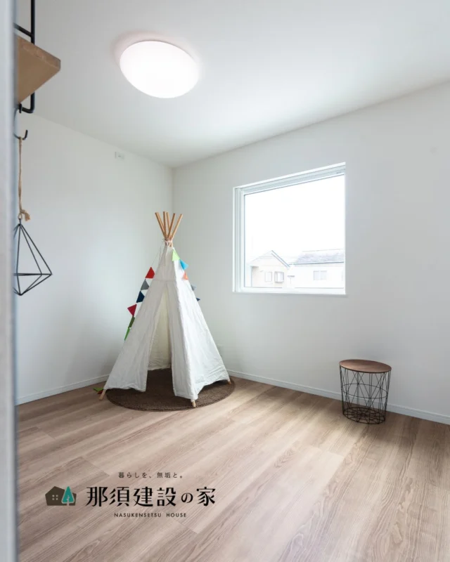 最小限の家具で広く使える空間は
お子さまの遊び場にも学びの場にも早変わり
お気に入りの小物や絵本は、
壁面のアイアン棚に飾ってインテリアの一部に

成長に合わせて自由に変化できる、余白のある子ども部屋です

----------------------------------------
暮らしを、無垢と。那須建設の家
----------------------------------------
「つくる」にマジメな家づくり

私たちは「人」に「くらし」に「住まい」にマジメです。
暮らしへのまっすぐな想いは、家づくりへとつながり
木が持つ自然の力をいかす無垢の家にたどり着きました。

ただひたすらに、良い住まいを。
その答えが、私たちの「無垢の家づくり」です。
数多くの現場で培った技術やノウハウをもとに、
住む人の声に耳を傾けつづけます。

「おもい」をともに、つくる
「いいな」をともに、つくる
「くらし」をともに、つくる

住むほどに味わい深くなる無垢の住まいを
ぜひ、私たちとご一緒に。
暮らしを、無垢と。
那須建設の家
----------------------------------------
【最新情報や施工事例はHPにて】
プロフィールのリンクより
@mukunoiedukuri_nas
----------------------------------------　　
#那須建設の家
#暮らしを無垢と
#注文住宅
#無垢の家
#子供部屋インテリア
#アクセントクロス
#壁面収納