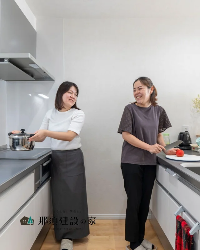 キッチンに一緒に立てるって、思っている以上に心強い

ほどよい距離感と作業スペースを確保したレイアウトで、
ふたり並んでもストレスなし◎

自然と「手伝うよ」が生まれるキッチンです

----------------------------------------
暮らしを、無垢と。那須建設の家
----------------------------------------
「つくる」にマジメな家づくり

私たちは「人」に「くらし」に「住まい」にマジメです。
暮らしへのまっすぐな想いは、家づくりへとつながり
木が持つ自然の力をいかす無垢の家にたどり着きました。

ただひたすらに、良い住まいを。
その答えが、私たちの「無垢の家づくり」です。
数多くの現場で培った技術やノウハウをもとに、
住む人の声に耳を傾けつづけます。

「おもい」をともに、つくる
「いいな」をともに、つくる
「くらし」をともに、つくる

住むほどに味わい深くなる無垢の住まいを
ぜひ、私たちとご一緒に。
暮らしを、無垢と。
那須建設の家
----------------------------------------
【最新情報や施工事例はHPにて】
プロフィールのリンクより
@mukunoiedukuri_nas
----------------------------------------　　
#那須建設の家
#暮らしを無垢と
#注文住宅
#無垢の家
#キッチンインテリア
#キッチン収納
#対面キッチン