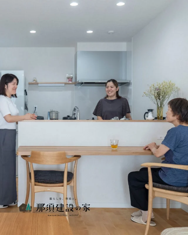 家族の距離がほどよく近づく
ダイニングカウンターのあるLDK

キッチンに立つ人と座って話す人
どちらにとっても心地いい距離感で
日々の会話も弾みます

----------------------------------------
暮らしを、無垢と。那須建設の家
----------------------------------------
「つくる」にマジメな家づくり

私たちは「人」に「くらし」に「住まい」にマジメです。
暮らしへのまっすぐな想いは、家づくりへとつながり
木が持つ自然の力をいかす無垢の家にたどり着きました。

ただひたすらに、良い住まいを。
その答えが、私たちの「無垢の家づくり」です。
数多くの現場で培った技術やノウハウをもとに、
住む人の声に耳を傾けつづけます。

「おもい」をともに、つくる
「いいな」をともに、つくる
「くらし」をともに、つくる

住むほどに味わい深くなる無垢の住まいを
ぜひ、私たちとご一緒に。
暮らしを、無垢と。
那須建設の家
----------------------------------------
【最新情報や施工事例はHPにて】
プロフィールのリンクより
@mukunoiedukuri_nas
----------------------------------------　　
#那須建設の家
#暮らしを無垢と
#注文住宅
#無垢の家
#ダイニングキッチン
#キッチンカウンター
#対面キッチン