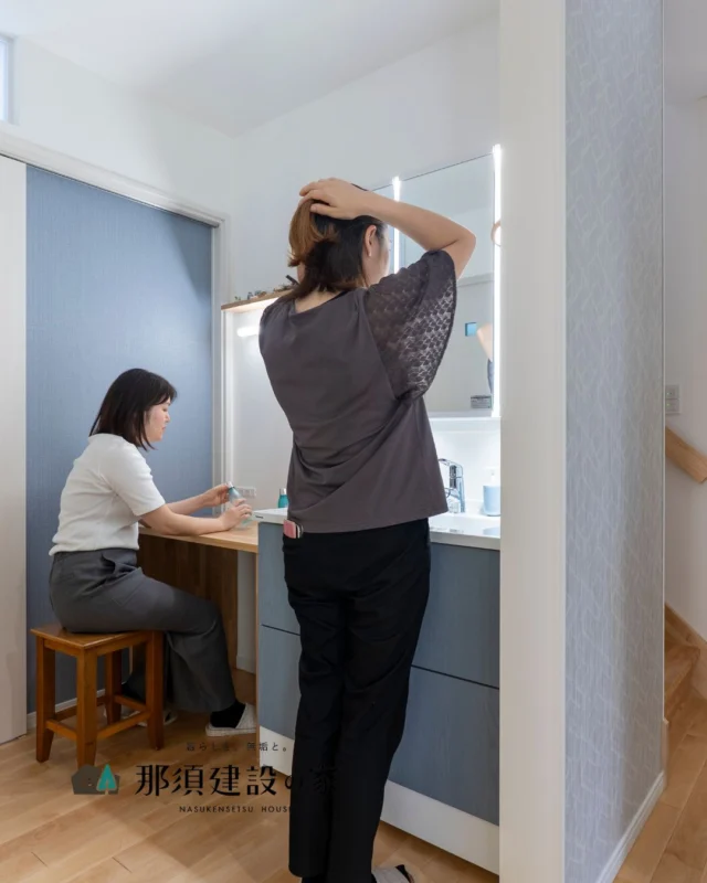 洗面＋パウダースペースで“朝の渋滞”知らず！

ヘアセットとスキンケア
それぞれの作業が同時進行できるからストレスゼロ

家族がお互いに遠慮しなくていい設計は
暮らしの余裕にもつながります

----------------------------------------
暮らしを、無垢と。那須建設の家
----------------------------------------
「つくる」にマジメな家づくり

私たちは「人」に「くらし」に「住まい」にマジメです。
暮らしへのまっすぐな想いは、家づくりへとつながり
木が持つ自然の力をいかす無垢の家にたどり着きました。

ただひたすらに、良い住まいを。
その答えが、私たちの「無垢の家づくり」です。
数多くの現場で培った技術やノウハウをもとに、
住む人の声に耳を傾けつづけます。

「おもい」をともに、つくる
「いいな」をともに、つくる
「くらし」をともに、つくる

住むほどに味わい深くなる無垢の住まいを
ぜひ、私たちとご一緒に。
暮らしを、無垢と。
那須建設の家
----------------------------------------
【最新情報や施工事例はHPにて】
プロフィールのリンクより
@mukunoiedukuri_nas
----------------------------------------　　
#那須建設の家
#暮らしを無垢と
#注文住宅
#無垢の家
#洗面所インテリア
#洗面所収納
#造作家具