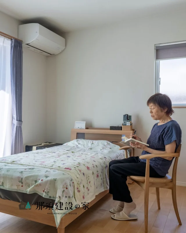 自然光がふんわり届く落ち着いた寝室は
リビング・洗面への移動がスムーズな配置

フラットな動線で負担をかけず
穏やかに暮らせる間取りです

----------------------------------------
暮らしを、無垢と。那須建設の家
----------------------------------------
「つくる」にマジメな家づくり

私たちは「人」に「くらし」に「住まい」にマジメです。
暮らしへのまっすぐな想いは、家づくりへとつながり
木が持つ自然の力をいかす無垢の家にたどり着きました。

ただひたすらに、良い住まいを。
その答えが、私たちの「無垢の家づくり」です。
数多くの現場で培った技術やノウハウをもとに、
住む人の声に耳を傾けつづけます。

「おもい」をともに、つくる
「いいな」をともに、つくる
「くらし」をともに、つくる

住むほどに味わい深くなる無垢の住まいを
ぜひ、私たちとご一緒に。
暮らしを、無垢と。
那須建設の家
----------------------------------------
【最新情報や施工事例はHPにて】
プロフィールのリンクより
@mukunoiedukuri_nas
----------------------------------------　　
#那須建設の家
#暮らしを無垢と
#注文住宅
#無垢の家
#二世帯同居
#二世帯住宅
#寝室インテリア