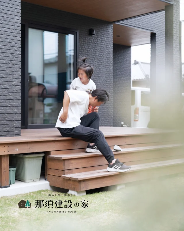 庭の一角には小さな畑を設け、
室内は吹き抜けのある開放的なLDKに

土に触れたり、リビングでのびのび遊んだり
お施主様が、お子様との時間を大らかに育める住まいです

----------------------------------------
暮らしを、無垢と。那須建設の家
----------------------------------------
「つくる」にマジメな家づくり

私たちは「人」に「くらし」に「住まい」にマジメです。
暮らしへのまっすぐな想いは、家づくりへとつながり
木が持つ自然の力をいかす無垢の家にたどり着きました。

ただひたすらに、良い住まいを。
その答えが、私たちの「無垢の家づくり」です。
数多くの現場で培った技術やノウハウをもとに、
住む人の声に耳を傾けつづけます。

「おもい」をともに、つくる
「いいな」をともに、つくる
「くらし」をともに、つくる

住むほどに味わい深くなる無垢の住まいを
ぜひ、私たちとご一緒に。
暮らしを、無垢と。
那須建設の家
----------------------------------------
【最新情報や施工事例はHPにて】
プロフィールのリンクより
@mukunoiedukuri_nas
----------------------------------------　　
#那須建設の家
#暮らしを無垢と
#注文住宅
#無垢の家
#吹き抜けリビング
#家庭菜園