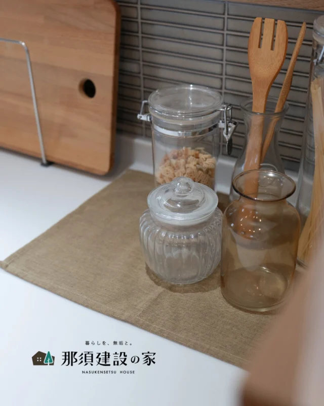 お気に入りのキッチンツールや小物を並べれば、
料理をする時間がもっと待ち遠しくなる空間に

こだわりの道具たちと、木やガラスの質感が優しく馴染み、
眺めているだけで心が満たされるキッチンです

----------------------------------------
暮らしを、無垢と。那須建設の家
----------------------------------------
「つくる」にマジメな家づくり

私たちは「人」に「くらし」に「住まい」にマジメです。
暮らしへのまっすぐな想いは、家づくりへとつながり
木が持つ自然の力をいかす無垢の家にたどり着きました。

ただひたすらに、良い住まいを。
その答えが、私たちの「無垢の家づくり」です。
数多くの現場で培った技術やノウハウをもとに、
住む人の声に耳を傾けつづけます。

「おもい」をともに、つくる
「いいな」をともに、つくる
「くらし」をともに、つくる

住むほどに味わい深くなる無垢の住まいを
ぜひ、私たちとご一緒に。
暮らしを、無垢と。
那須建設の家
----------------------------------------
【最新情報や施工事例はHPにて】
プロフィールのリンクより
@mukunoiedukuri_nas
----------------------------------------　　
#那須建設の家
#暮らしを無垢と
#注文住宅
#無垢の家
#キッチンインテリア
#丁寧な暮らし
#素朴な家