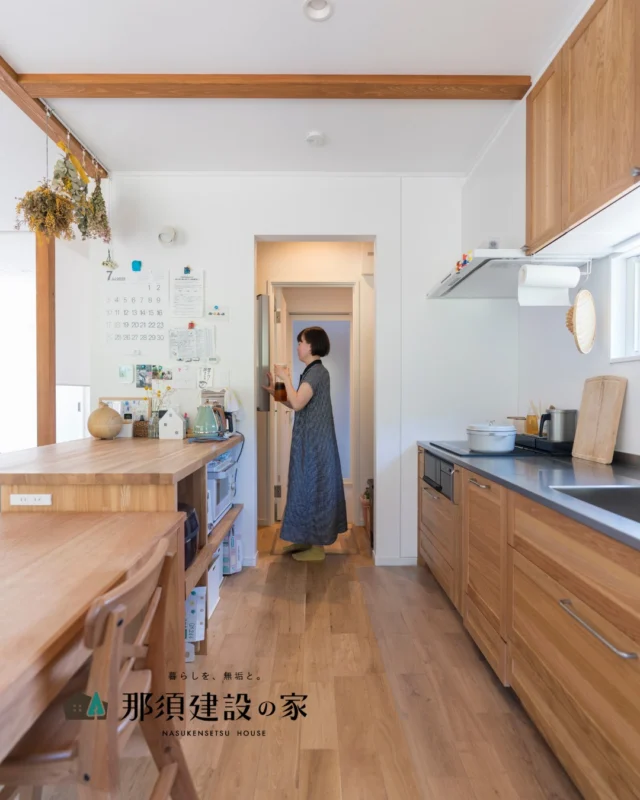 お客様の理想を共有・共感することを大切に、
家事動線や収納、インテリアまでこだわりを詰め込んだ住まい

那須建設では、木の温もりに包まれた空間で、家族が自然と集まり
笑顔があふれる「家づくり」をコーディネートしています

----------------------------------------
暮らしを、無垢と。那須建設の家
----------------------------------------
「つくる」にマジメな家づくり

私たちは「人」に「くらし」に「住まい」にマジメです。
暮らしへのまっすぐな想いは、家づくりへとつながり
木が持つ自然の力をいかす無垢の家にたどり着きました。

ただひたすらに、良い住まいを。
その答えが、私たちの「無垢の家づくり」です。
数多くの現場で培った技術やノウハウをもとに、
住む人の声に耳を傾けつづけます。

「おもい」をともに、つくる
「いいな」をともに、つくる
「くらし」をともに、つくる

住むほどに味わい深くなる無垢の住まいを
ぜひ、私たちとご一緒に。
暮らしを、無垢と。
那須建設の家
----------------------------------------
【最新情報や施工事例はHPにて】
プロフィールのリンクより
@mukunoiedukuri_nas
----------------------------------------　　
#那須建設の家
#暮らしを無垢と
#注文住宅
#無垢の家
#家づくり 
#キッチン 
#家事動線