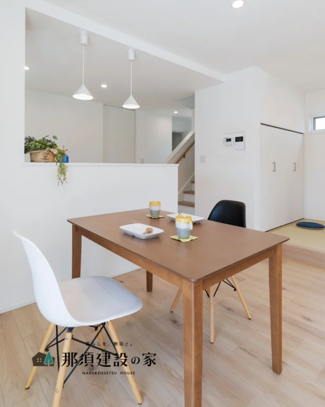 キッチンに立ちながら、ダイニングや階段、小上がりの畳コーナーまで
ぐるりと見渡せるので、お子様がどこにいても安心です

家族のつながりを感じられる開放的な間取りは、
忙しい家事の合間にも、ホッと心を和ませてくれます

----------------------------------------
暮らしを、無垢と。那須建設の家
----------------------------------------
「つくる」にマジメな家づくり

私たちは「人」に「くらし」に「住まい」にマジメです。
暮らしへのまっすぐな想いは、家づくりへとつながり
木が持つ自然の力をいかす無垢の家にたどり着きました。

ただひたすらに、良い住まいを。
その答えが、私たちの「無垢の家づくり」です。
数多くの現場で培った技術やノウハウをもとに、
住む人の声に耳を傾けつづけます。

「おもい」をともに、つくる
「いいな」をともに、つくる
「くらし」をともに、つくる

住むほどに味わい深くなる無垢の住まいを
ぜひ、私たちとご一緒に。
暮らしを、無垢と。
那須建設の家
----------------------------------------
【最新情報や施工事例はHPにて】
プロフィールのリンクより
@mukunoiedukuri_nas
----------------------------------------　　
#那須建設の家
#暮らしを無垢と
#注文住宅
#無垢の家
#LDKレイアウト 
#小上がり和室 
#見守り動線