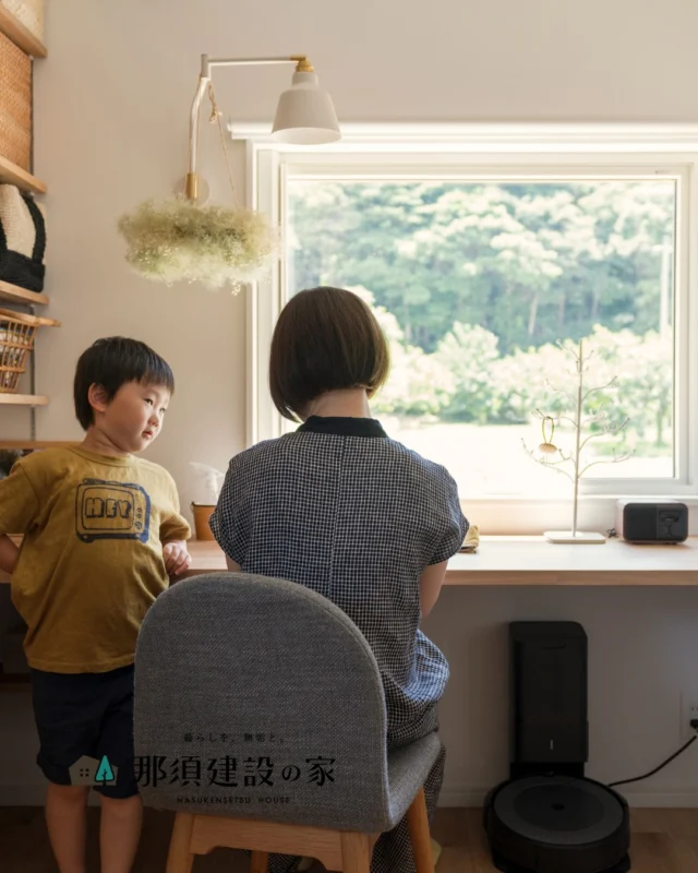 大好きな木の家で家族と自然体で暮らす、
そんな心ときめく時間がここには流れています

季節の移ろいを感じる心地よい空間が広がり、
ご家族のかけがえのない日々を紡ぐ温かな住まいを

----------------------------------------
暮らしを、無垢と。那須建設の家
----------------------------------------
「つくる」にマジメな家づくり

私たちは「人」に「くらし」に「住まい」にマジメです。
暮らしへのまっすぐな想いは、家づくりへとつながり
木が持つ自然の力をいかす無垢の家にたどり着きました。

ただひたすらに、良い住まいを。
その答えが、私たちの「無垢の家づくり」です。
数多くの現場で培った技術やノウハウをもとに、
住む人の声に耳を傾けつづけます。

「おもい」をともに、つくる
「いいな」をともに、つくる
「くらし」をともに、つくる

住むほどに味わい深くなる無垢の住まいを
ぜひ、私たちとご一緒に。
暮らしを、無垢と。
那須建設の家
----------------------------------------
【最新情報や施工事例はHPにて】
プロフィールのリンクより
@mukunoiedukuri_nas
----------------------------------------　　
#那須建設の家
#暮らしを無垢と
#注文住宅
#無垢の家
#木の家 
#ウッドデッキ
#家族の風景 
#自然体で暮らす