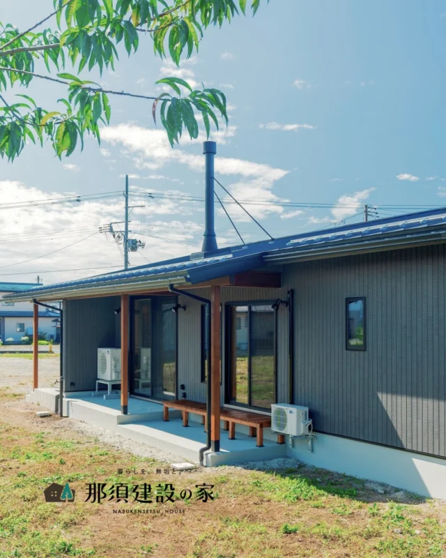 深い軒に守られた広々とした土間テラスは、
お庭と室内をゆるやかに繋ぐ心地よいスペース

木の縁台に腰掛けてのんびりと外の空気を味わいながら、
ご家族と過ごす豊かなおうち時間を叶えてくれます

----------------------------------------
暮らしを、無垢と。那須建設の家
----------------------------------------
「つくる」にマジメな家づくり

私たちは「人」に「くらし」に「住まい」にマジメです。
暮らしへのまっすぐな想いは、家づくりへとつながり
木が持つ自然の力をいかす無垢の家にたどり着きました。

ただひたすらに、良い住まいを。
その答えが、私たちの「無垢の家づくり」です。
数多くの現場で培った技術やノウハウをもとに、
住む人の声に耳を傾けつづけます。

「おもい」をともに、つくる
「いいな」をともに、つくる
「くらし」をともに、つくる

住むほどに味わい深くなる無垢の住まいを
ぜひ、私たちとご一緒に。
暮らしを、無垢と。
那須建設の家
----------------------------------------
【最新情報や施工事例はHPにて】
プロフィールのリンクより
@mukunoiedukuri_nas
----------------------------------------　　
#那須建設の家
#暮らしを無垢と
#注文住宅
#無垢の家
#土間テラス 
#縁台 
#深い軒