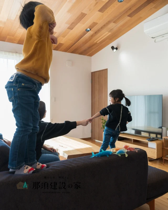 一瞬一瞬の何気ない日常のシーンが、
いつの間にか笑顔であふれる無垢材との暮らし

時を重ねるごとに深まる木の味わいとともに、
家族の大切な思い出を刻んでいきます

----------------------------------------
暮らしを、無垢と。那須建設の家
----------------------------------------
「つくる」にマジメな家づくり

私たちは「人」に「くらし」に「住まい」にマジメです。
暮らしへのまっすぐな想いは、家づくりへとつながり
木が持つ自然の力をいかす無垢の家にたどり着きました。

ただひたすらに、良い住まいを。
その答えが、私たちの「無垢の家づくり」です。
数多くの現場で培った技術やノウハウをもとに、
住む人の声に耳を傾けつづけます。

「おもい」をともに、つくる
「いいな」をともに、つくる
「くらし」をともに、つくる

住むほどに味わい深くなる無垢の住まいを
ぜひ、私たちとご一緒に。
暮らしを、無垢と。
那須建設の家
----------------------------------------
【最新情報や施工事例はHPにて】
プロフィールのリンクより
@mukunoiedukuri_nas
----------------------------------------　　
#那須建設の家
#暮らしを無垢と
#注文住宅
#無垢の家
#無垢と暮らす 
#笑顔の絶えない家 
#マイホーム計画