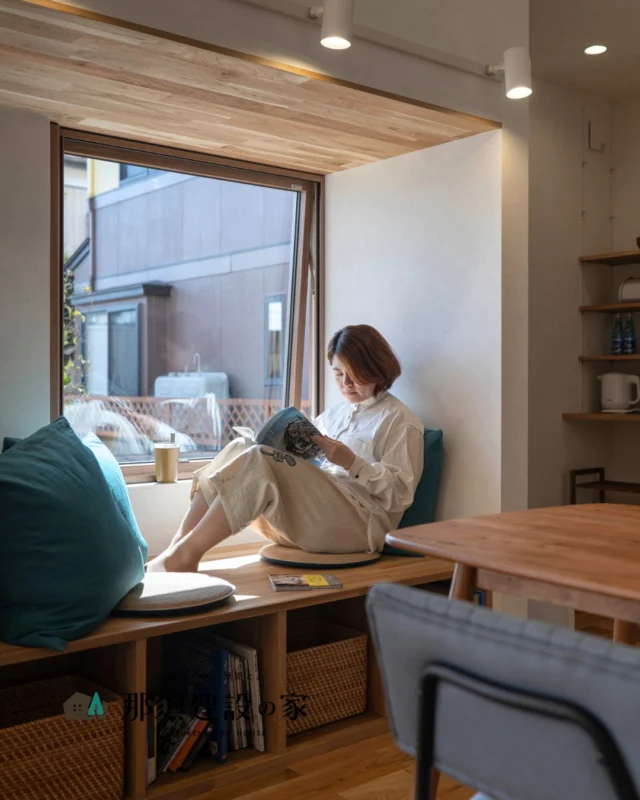 窓辺には外の景色を眺められるベンチヌックを設け、
雨の日は家でゆっくりと読書

雨音に包まれる静けさを味わいながら、
心穏やかに梅雨の季節を愉しむ場所です

----------------------------------------
暮らしを、無垢と。那須建設の家
----------------------------------------
「つくる」にマジメな家づくり

私たちは「人」に「くらし」に「住まい」にマジメです。
暮らしへのまっすぐな想いは、家づくりへとつながり
木が持つ自然の力をいかす無垢の家にたどり着きました。

ただひたすらに、良い住まいを。
その答えが、私たちの「無垢の家づくり」です。
数多くの現場で培った技術やノウハウをもとに、
住む人の声に耳を傾けつづけます。

「おもい」をともに、つくる
「いいな」をともに、つくる
「くらし」をともに、つくる

住むほどに味わい深くなる無垢の住まいを
ぜひ、私たちとご一緒に。
暮らしを、無垢と。
那須建設の家
----------------------------------------
【最新情報や施工事例はHPにて】
プロフィールのリンクより
@mukunoiedukuri_nas
----------------------------------------　　
#那須建設の家
#暮らしを無垢と
#注文住宅
#無垢の家
#窓辺のヌック 
#梅雨の過ごし方 
#読書スペース