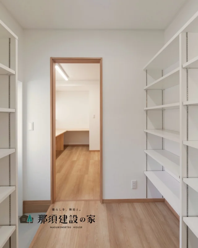 スムーズな生活動線を軸にして、
お部屋の用途やサイズに合わせた造作家具を配置しました

無駄のない動きで必要なものをサッと出し入れでき、
在宅ワークなども快適にこなせる間取りです

----------------------------------------
暮らしを、無垢と。那須建設の家
----------------------------------------
「つくる」にマジメな家づくり

私たちは「人」に「くらし」に「住まい」にマジメです。
暮らしへのまっすぐな想いは、家づくりへとつながり
木が持つ自然の力をいかす無垢の家にたどり着きました。

ただひたすらに、良い住まいを。
その答えが、私たちの「無垢の家づくり」です。
数多くの現場で培った技術やノウハウをもとに、
住む人の声に耳を傾けつづけます。

「おもい」をともに、つくる
「いいな」をともに、つくる
「くらし」をともに、つくる

住むほどに味わい深くなる無垢の住まいを
ぜひ、私たちとご一緒に。
暮らしを、無垢と。
那須建設の家
----------------------------------------
【最新情報や施工事例はHPにて】
プロフィールのリンクより
@mukunoiedukuri_nas
----------------------------------------　　
#那須建設の家
#山形注文住宅
#宮城注文住宅
#収納 
#生活動線