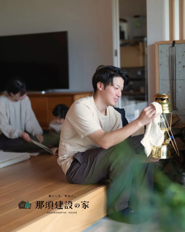 つくり、楽しみ、体験する日々の喜びを、
家族みんなで分かち合えるあたたかな空間

無垢の木がもたらすやさしさに寄り添いながら、
満ち足りた豊かな時間を一緒に育んでいきます

----------------------------------------
暮らしを、無垢と。那須建設の家
----------------------------------------
「つくる」にマジメな家づくり

私たちは「人」に「くらし」に「住まい」にマジメです。
暮らしへのまっすぐな想いは、家づくりへとつながり
木が持つ自然の力をいかす無垢の家にたどり着きました。

ただひたすらに、良い住まいを。
その答えが、私たちの「無垢の家づくり」です。
数多くの現場で培った技術やノウハウをもとに、
住む人の声に耳を傾けつづけます。

「おもい」をともに、つくる
「いいな」をともに、つくる
「くらし」をともに、つくる

住むほどに味わい深くなる無垢の住まいを
ぜひ、私たちとご一緒に。
暮らしを、無垢と。
那須建設の家
----------------------------------------
【最新情報や施工事例はHPにて】
プロフィールのリンクより
@mukunoiedukuri_nas
----------------------------------------　　
#那須建設の家
#山形注文住宅
#宮城注文住宅
#無垢の家 
#家族の時間