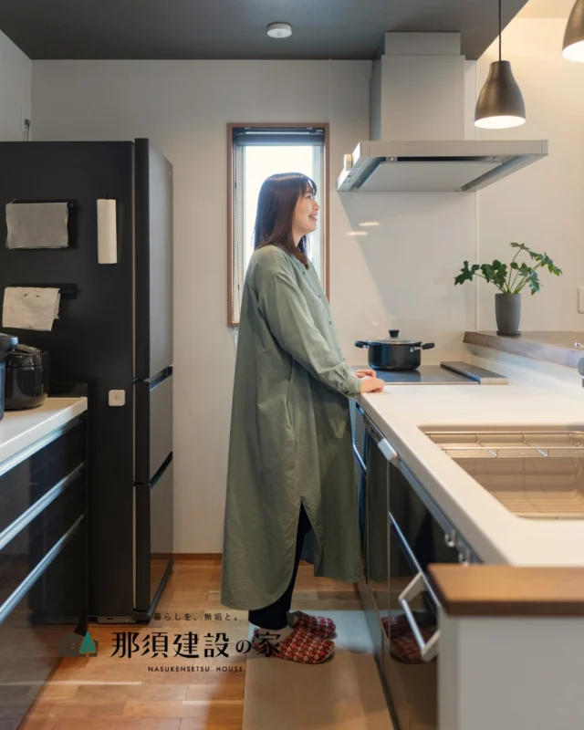 日々のささやかなひとときを大切にしながら、
無垢の香りと共に和やかに暮らす住まい

木の温もりに満ちた空間が家族をやさしく包み、
無垢と寄り添う豊かな暮らしがここから始まります

----------------------------------------
暮らしを、無垢と。那須建設の家
----------------------------------------
「つくる」にマジメな家づくり

私たちは「人」に「くらし」に「住まい」にマジメです。
暮らしへのまっすぐな想いは、家づくりへとつながり
木が持つ自然の力をいかす無垢の家にたどり着きました。

ただひたすらに、良い住まいを。
その答えが、私たちの「無垢の家づくり」です。
数多くの現場で培った技術やノウハウをもとに、
住む人の声に耳を傾けつづけます。

「おもい」をともに、つくる
「いいな」をともに、つくる
「くらし」をともに、つくる

住むほどに味わい深くなる無垢の住まいを
ぜひ、私たちとご一緒に。
暮らしを、無垢と。
那須建設の家
----------------------------------------
【最新情報や施工事例はHPにて】
プロフィールのリンクより
@mukunoiedukuri_nas
----------------------------------------　　
#那須建設の家
#山形注文住宅
#宮城注文住宅
#無垢の家 
#木の家