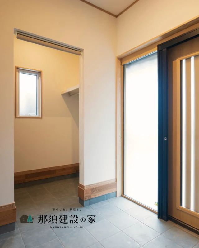 家族みんなの靴や外遊びの道具をたっぷりしまえるよう、
玄関のすぐ脇には大容量のシューズクロークを設けました

急な来客時でも生活感を気にすることなく、
いつでもスッキリと美しいエントランスを保てます

----------------------------------------
暮らしを、無垢と。那須建設の家
----------------------------------------
「つくる」にマジメな家づくり

私たちは「人」に「くらし」に「住まい」にマジメです。
暮らしへのまっすぐな想いは、家づくりへとつながり
木が持つ自然の力をいかす無垢の家にたどり着きました。

ただひたすらに、良い住まいを。
その答えが、私たちの「無垢の家づくり」です。
数多くの現場で培った技術やノウハウをもとに、
住む人の声に耳を傾けつづけます。

「おもい」をともに、つくる
「いいな」をともに、つくる
「くらし」をともに、つくる

住むほどに味わい深くなる無垢の住まいを
ぜひ、私たちとご一緒に。
暮らしを、無垢と。
那須建設の家
----------------------------------------
【最新情報や施工事例はHPにて】
プロフィールのリンクより
@mukunoiedukuri_nas
----------------------------------------　　
#那須建設の家 
#山形注文住宅 
#宮城注文住宅
#シューズクローク 
#玄関収納