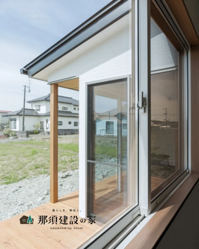 日差しや雨を遮る深い軒と、
室内からフラットに繋がる広々としたウッドデッキ

庭との境界を曖昧にすることで、
外の空気を感じながらゆったり過ごせる第二のリビングに

----------------------------------------
暮らしを、無垢と。那須建設の家
----------------------------------------
「つくる」にマジメな家づくり

私たちは「人」に「くらし」に「住まい」にマジメです。
暮らしへのまっすぐな想いは、家づくりへとつながり
木が持つ自然の力をいかす無垢の家にたどり着きました。

ただひたすらに、良い住まいを。
その答えが、私たちの「無垢の家づくり」です。
数多くの現場で培った技術やノウハウをもとに、
住む人の声に耳を傾けつづけます。

「おもい」をともに、つくる
「いいな」をともに、つくる
「くらし」をともに、つくる

住むほどに味わい深くなる無垢の住まいを
ぜひ、私たちとご一緒に。
暮らしを、無垢と。
那須建設の家
----------------------------------------
【最新情報や施工事例はHPにて】
プロフィールのリンクより
@mukunoiedukuri_nas
----------------------------------------　　
#那須建設の家 
#山形注文住宅 
#宮城注文住宅
#ウッドデッキ 
#深い軒