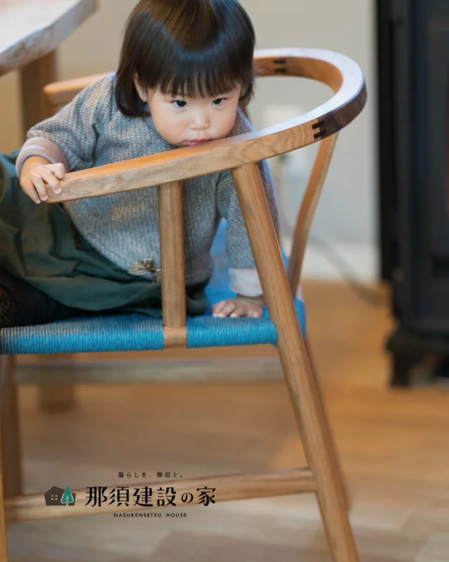 DIY好きなご主人の手で塗られた、
特別なチョークボード

ご家族が書き残したメッセージや絵が自然と目に入り、
いつでも温かいコミュニケーションを育みます

----------------------------------------
暮らしを、無垢と。那須建設の家
----------------------------------------
「つくる」にマジメな家づくり

私たちは「人」に「くらし」に「住まい」にマジメです。
暮らしへのまっすぐな想いは、家づくりへとつながり
木が持つ自然の力をいかす無垢の家にたどり着きました。

ただひたすらに、良い住まいを。
その答えが、私たちの「無垢の家づくり」です。
数多くの現場で培った技術やノウハウをもとに、
住む人の声に耳を傾けつづけます。

「おもい」をともに、つくる
「いいな」をともに、つくる
「くらし」をともに、つくる

住むほどに味わい深くなる無垢の住まいを
ぜひ、私たちとご一緒に。
暮らしを、無垢と。
那須建設の家
----------------------------------------
【最新情報や施工事例はHPにて】
プロフィールのリンクより
@mukunoiedukuri_nas
----------------------------------------　　
#那須建設の家 
#山形注文住宅 
#宮城注文住宅
#家族の時間 
#間取りの工夫