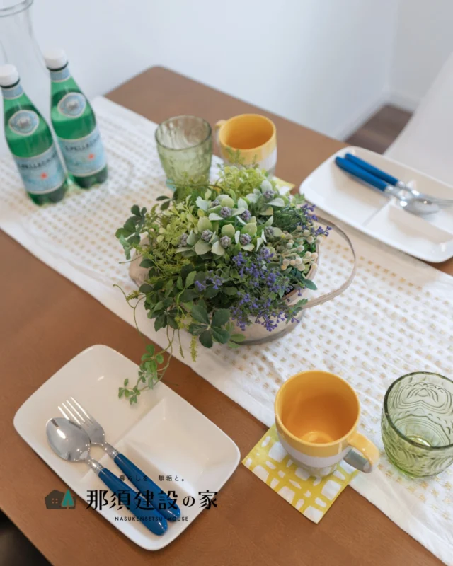 スムーズな配膳動線で、
いつものテーブルセッティングがより快適に

暮らしに生まれた小さな余白が、
料理を愉しむ豊かな時をつむぎ出します

----------------------------------------
暮らしを、無垢と。那須建設の家
----------------------------------------
「つくる」にマジメな家づくり

私たちは「人」に「くらし」に「住まい」にマジメです。
暮らしへのまっすぐな想いは、家づくりへとつながり
木が持つ自然の力をいかす無垢の家にたどり着きました。

ただひたすらに、良い住まいを。
その答えが、私たちの「無垢の家づくり」です。
数多くの現場で培った技術やノウハウをもとに、
住む人の声に耳を傾けつづけます。

「おもい」をともに、つくる
「いいな」をともに、つくる
「くらし」をともに、つくる

住むほどに味わい深くなる無垢の住まいを
ぜひ、私たちとご一緒に。
暮らしを、無垢と。
那須建設の家
----------------------------------------
【最新情報や施工事例はHPにて】
プロフィールのリンクより
@mukunoiedukuri_nas
----------------------------------------　　
#那須建設の家 
#山形注文住宅 
#宮城注文住宅
#スムーズな動線 
#おうち時間